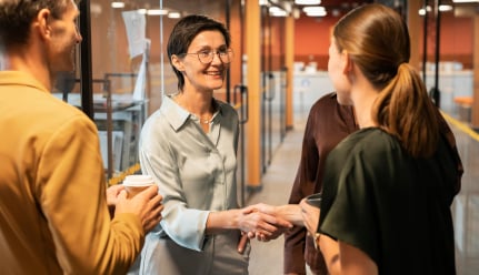 Collaborateurs se saluant dans un couloir